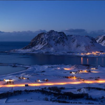 nattbilde av sjø og bygd i Bø nordnorge