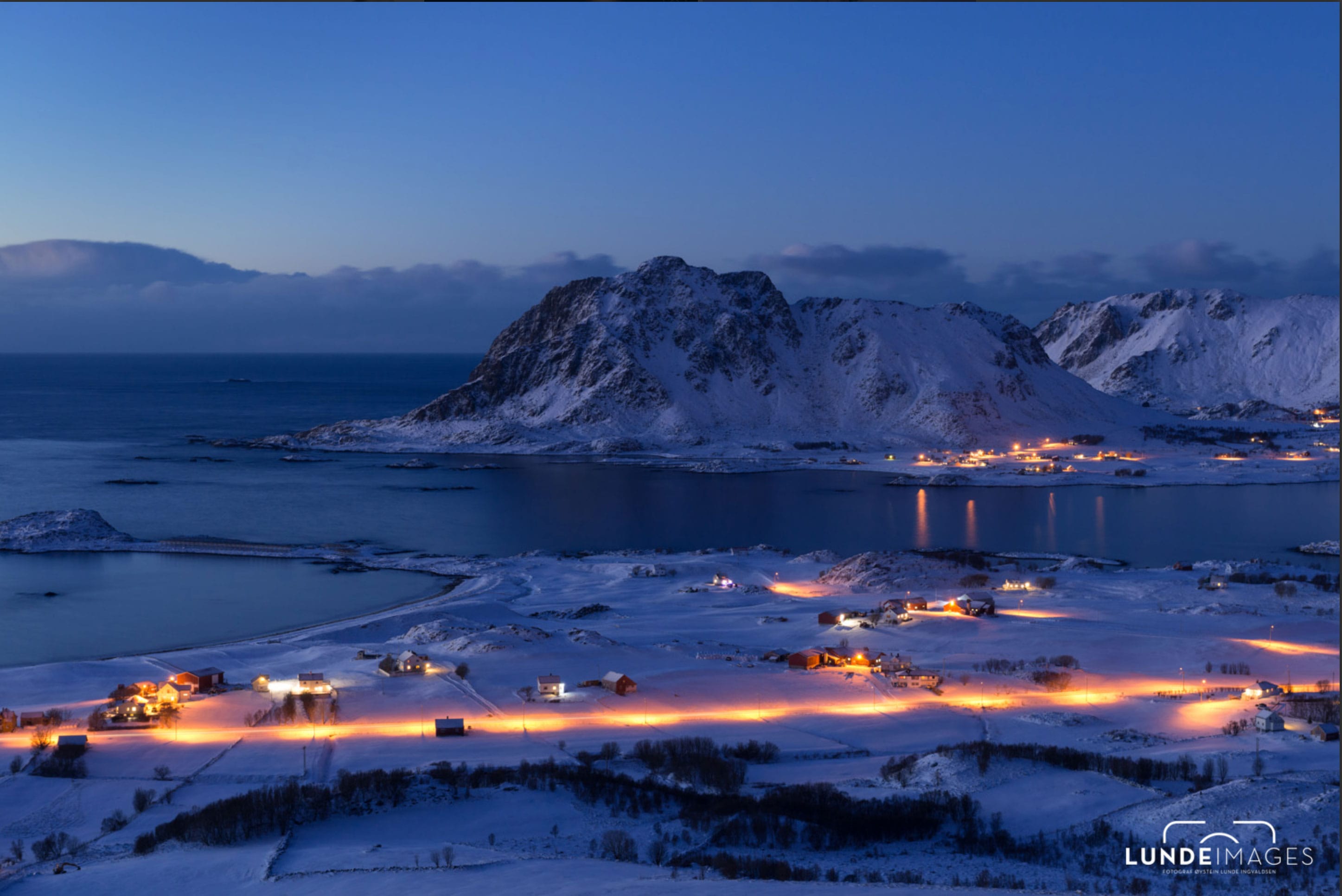 nattbilde av sjø og bygd i Bø nordnorge